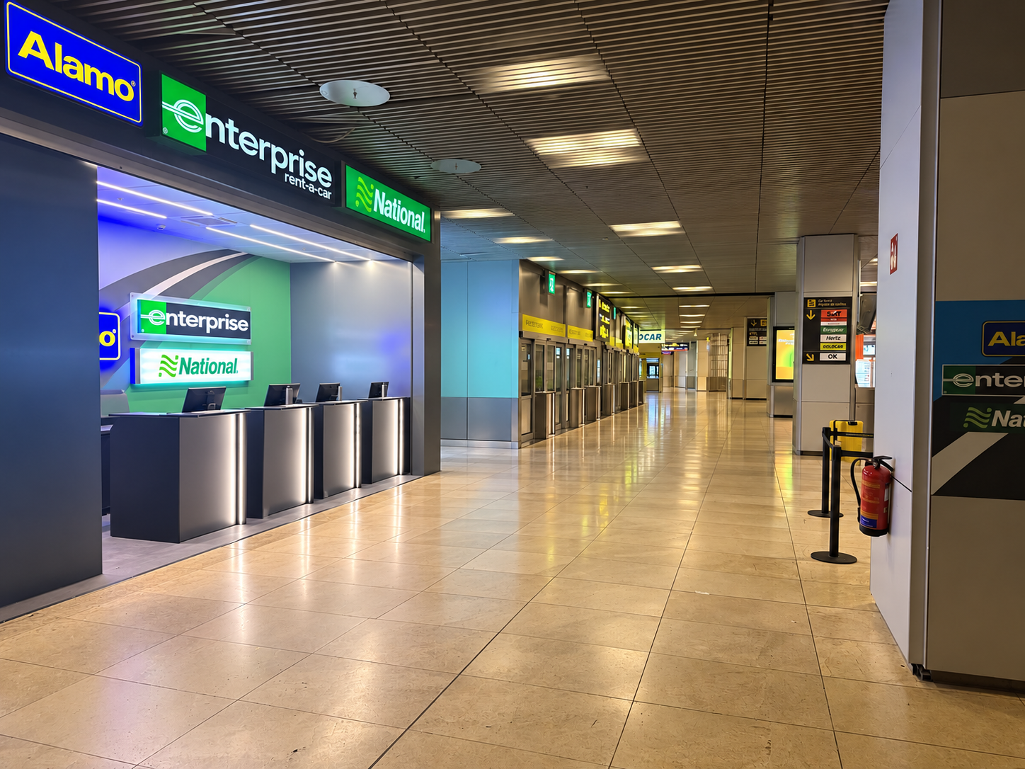 Pasillo interior hacia puerta 11 Terminal 1