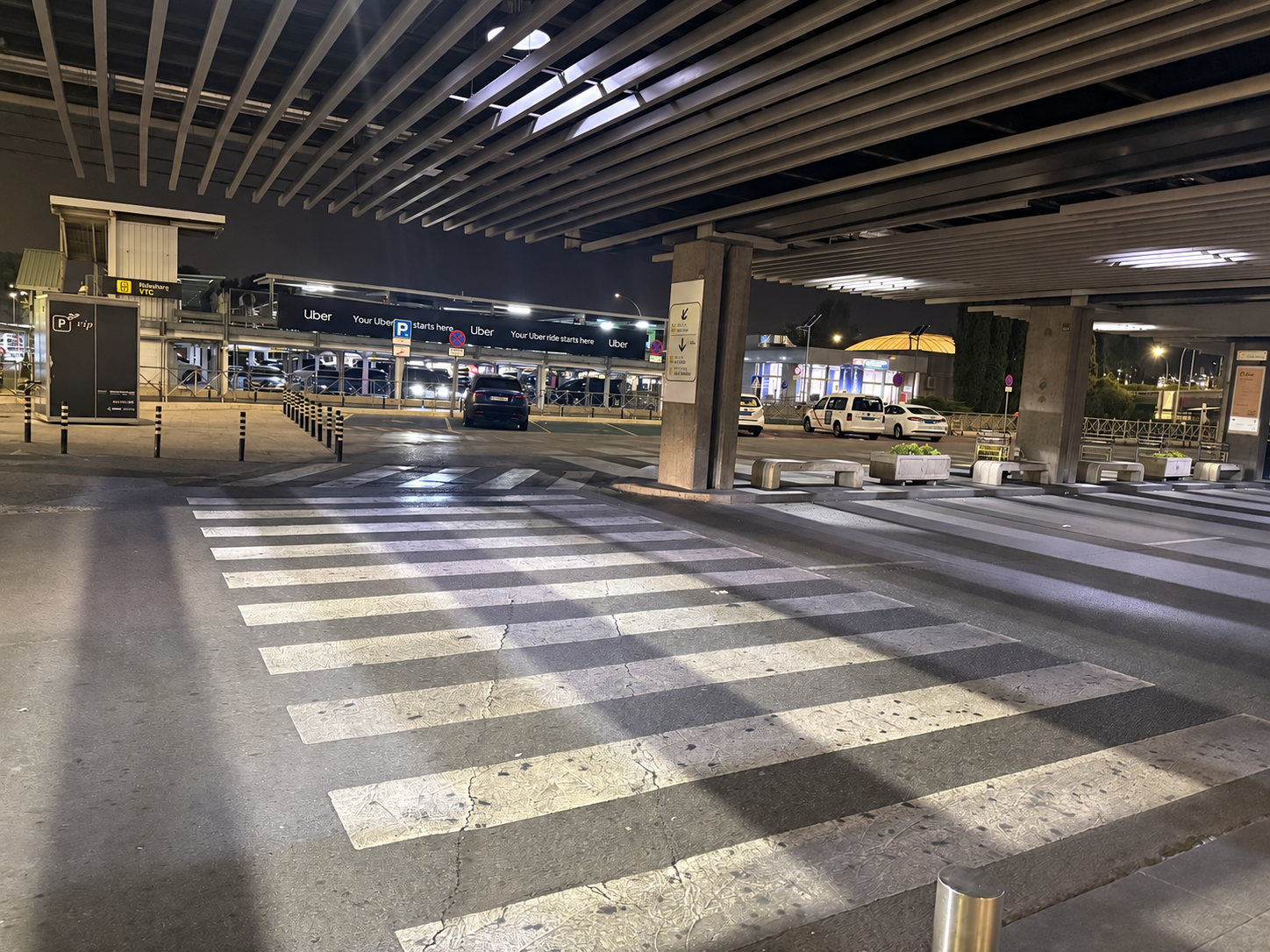Paso de peatones frente a puerta 13 Terminal 1 Madrid