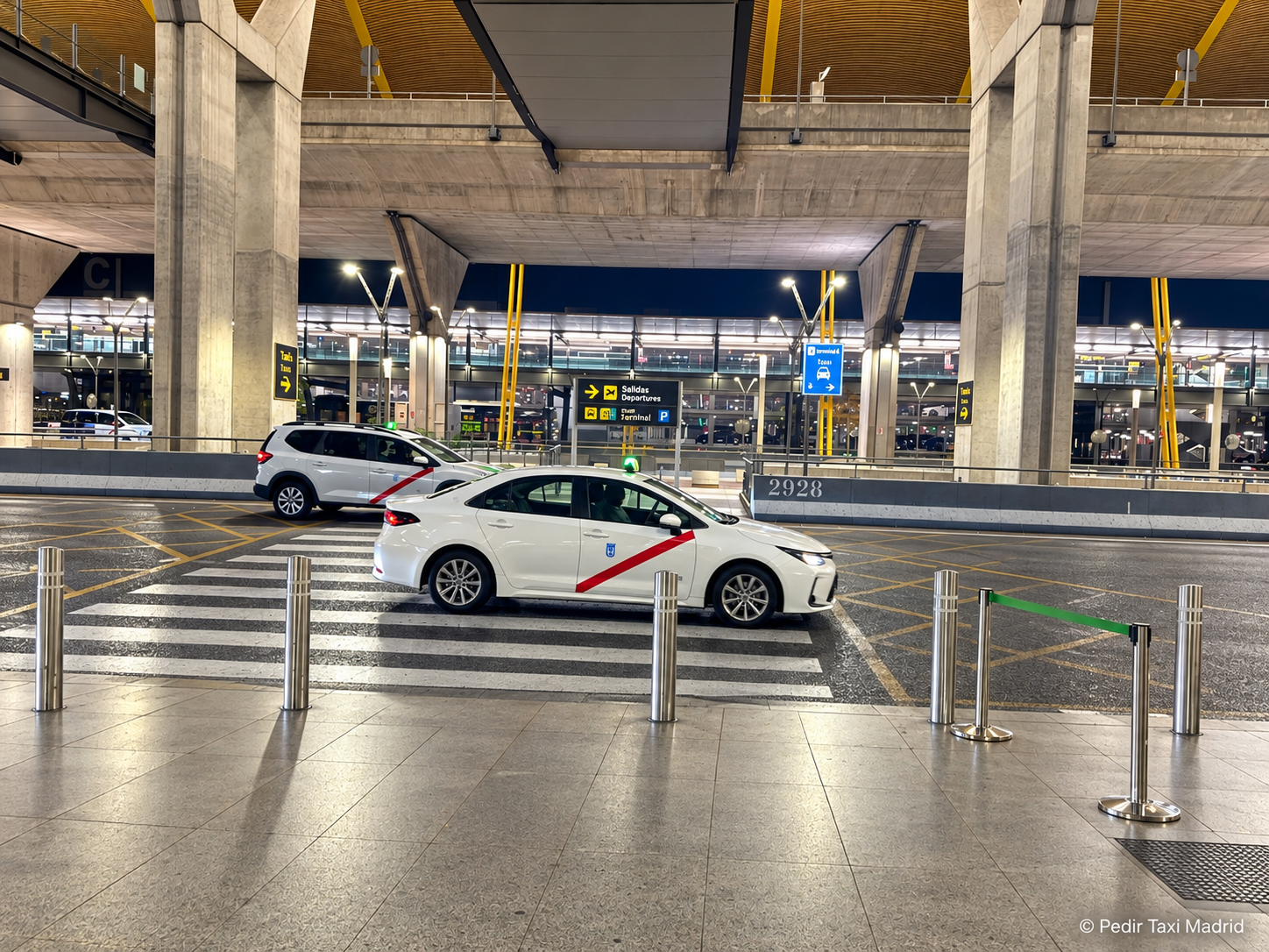 Paso de peatones exterior Terminal 4 Madrid-Barajas