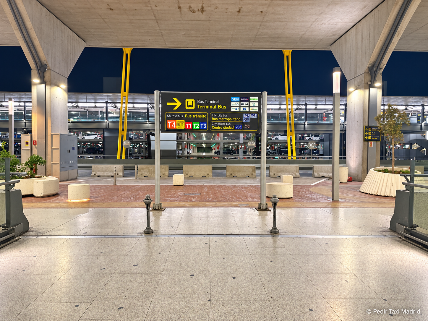 Exterior Terminal 4 después del paso de peatones