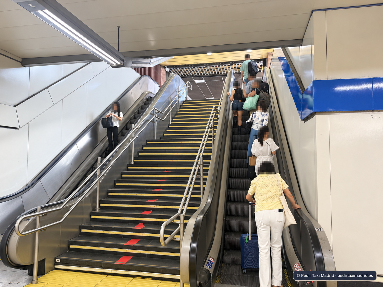 Escalera mecánica de subida hacia la salida a pie de calle