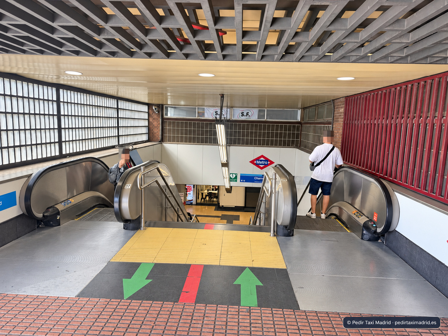 Vista hacia atrás de las escaleras desde su extremo superior