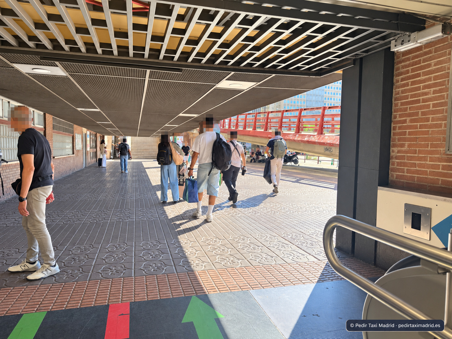 Salida cubierta a pie de calle tras subir las escaleras de Chamartín