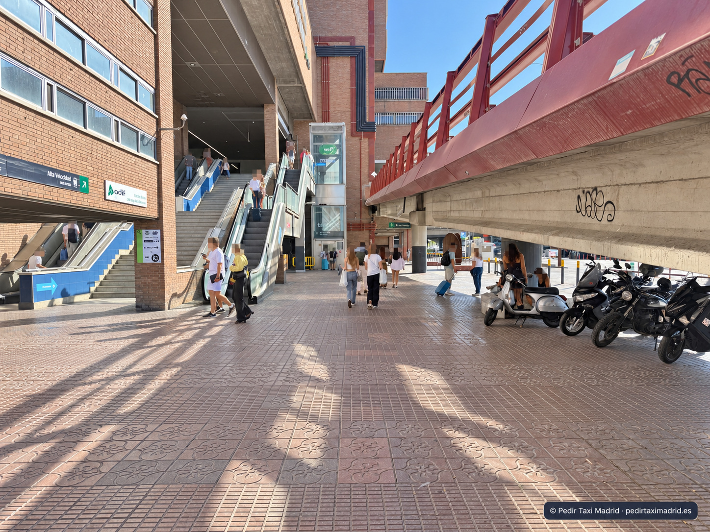 Recorrido exterior junto a otras escaleras y una rampa elevada