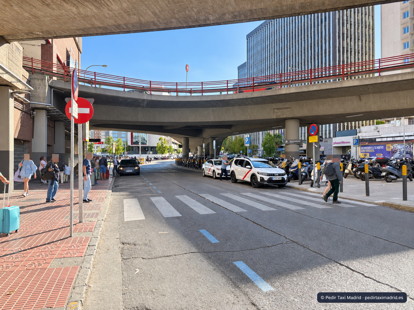 Zona de encuentro con el taxi reservado bajo los pasos elevados de Chamartín